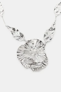 COLLIER FLEURS EN RELIEF