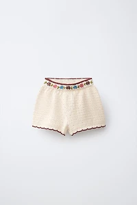 SHORT EN MAILLE À FLEURS BRODÉES