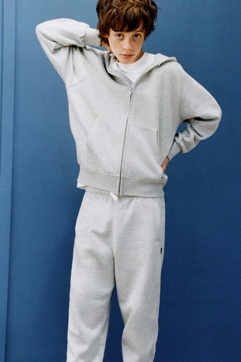 HOODED ZIP SWEATSHIRT