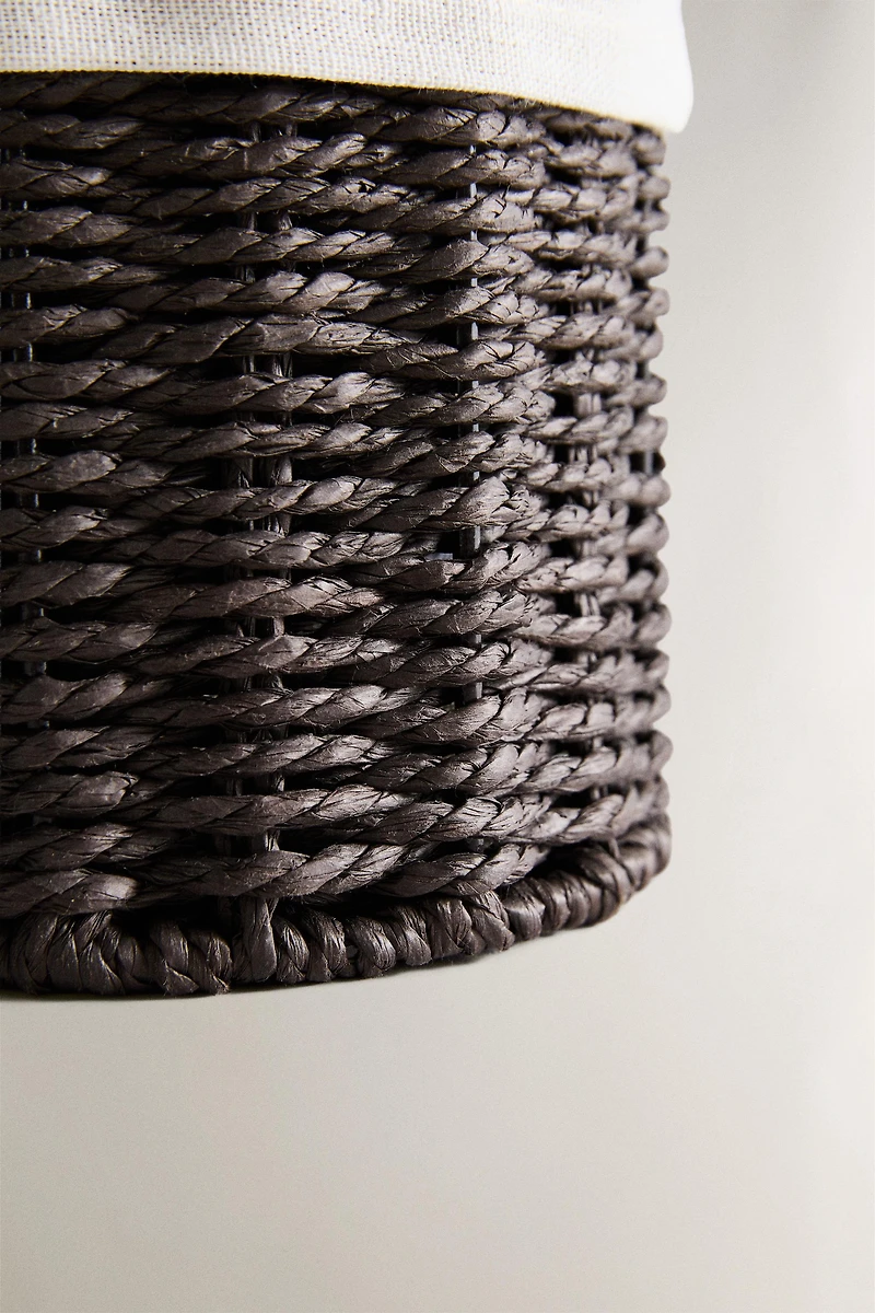 ROUND HAMPER WITH LINEN LINING