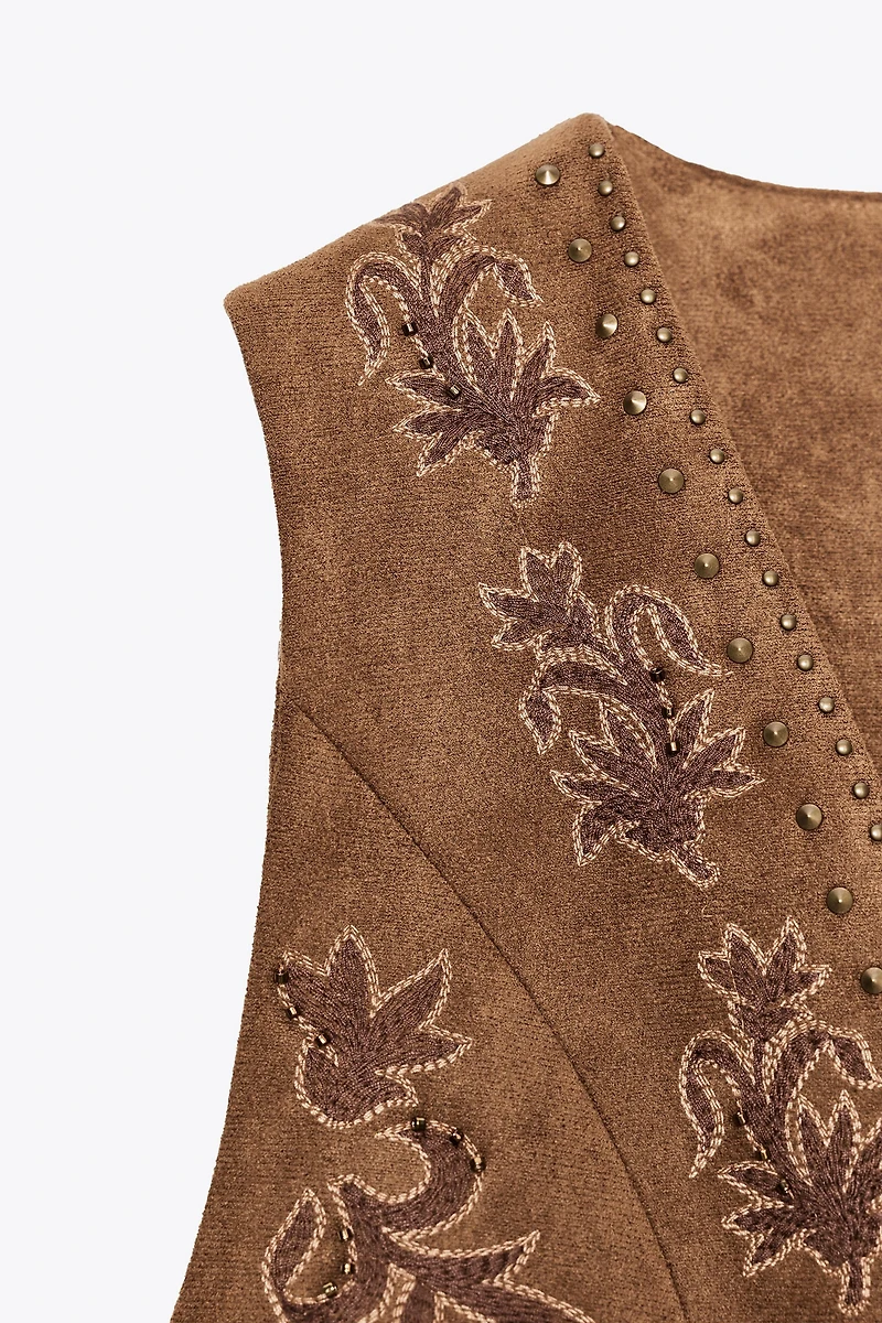 GILET EFFET DAIM BRODÉ AVEC FANTAISIE
