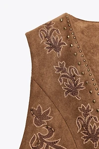 GILET EFFET DAIM BRODÉ AVEC FANTAISIE
