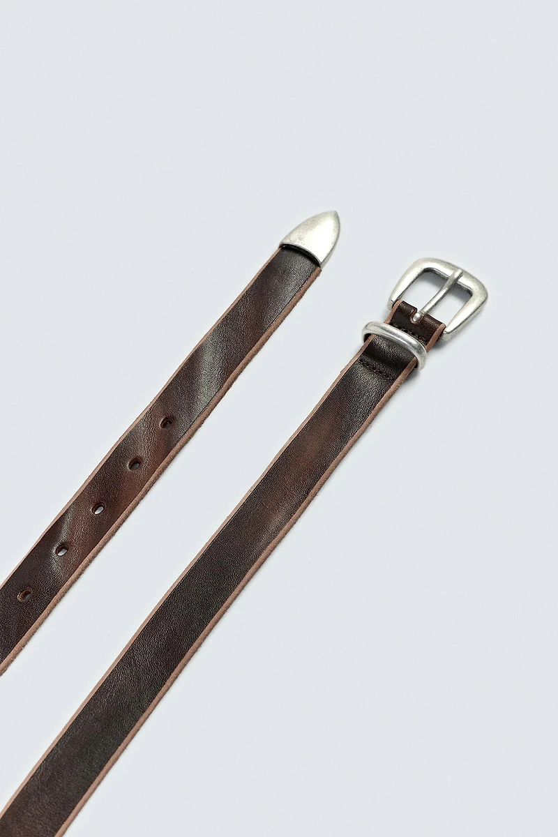 CEINTURE EN CUIR AVEC BOUT MÉTALLIQUE