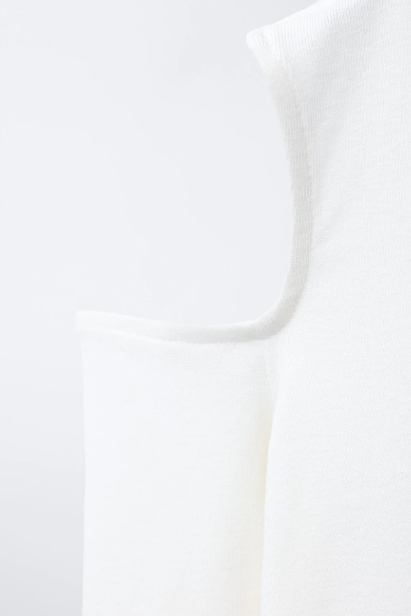 CUT OUT TURTLENECK T-SHIRT