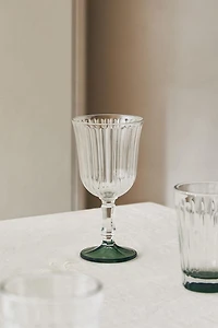 RAISED WINE GLASS WITH A COLORED BASE