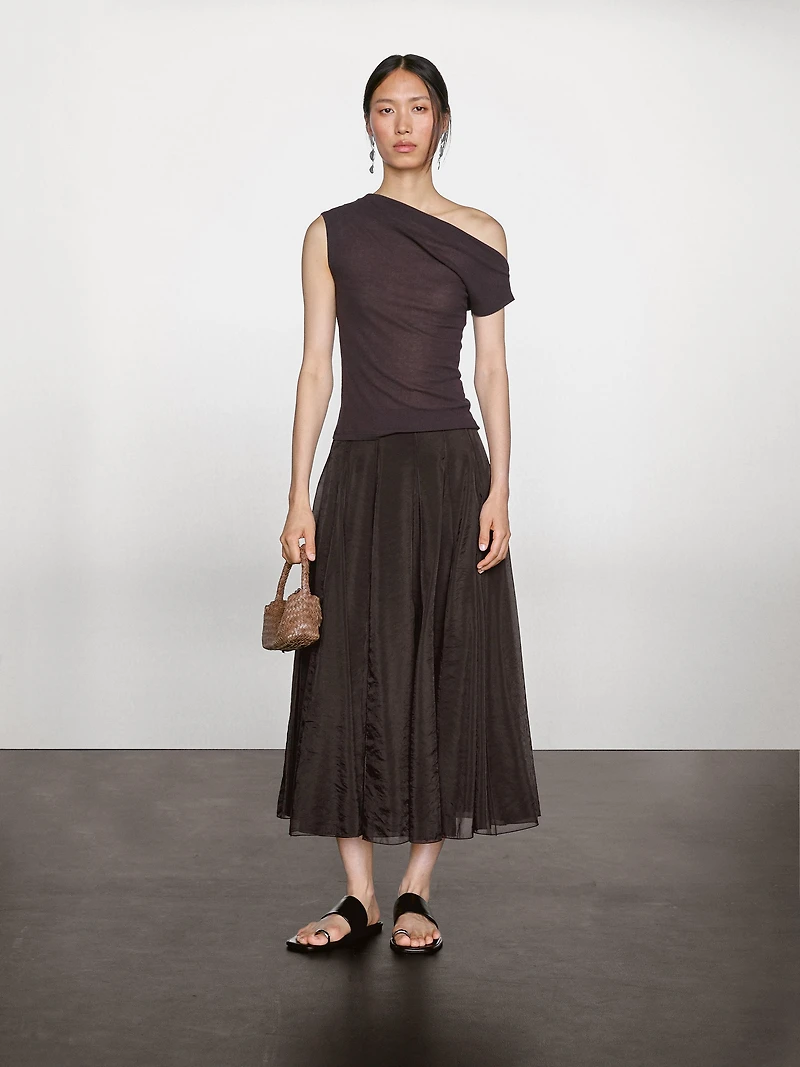 Long voluminous skirt with godet detail