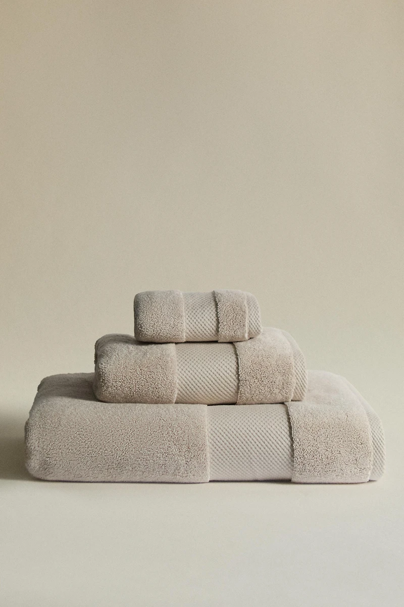 (800 GXM²) SERVIETTE DE BAIN EXTRA DOUCE