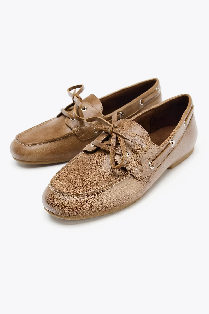 CHAUSSURES PLATES À LACETS