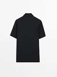 Polo texturé bouton dissimulé