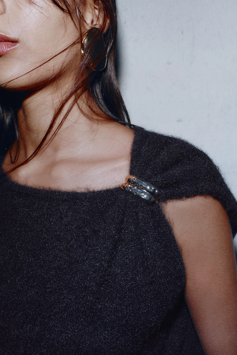 SLEEVELESS KNIT JUMPER WITH BROOCH