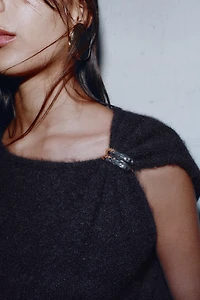 SLEEVELESS KNIT JUMPER WITH BROOCH