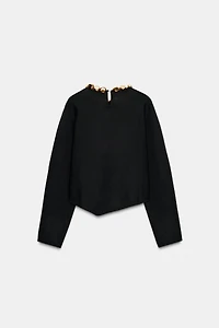 PULL EN MAILLE À BOULES AU COL