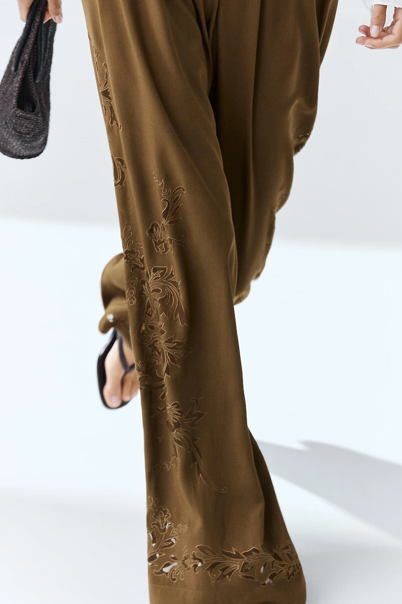 Pantalon large fluide brodé