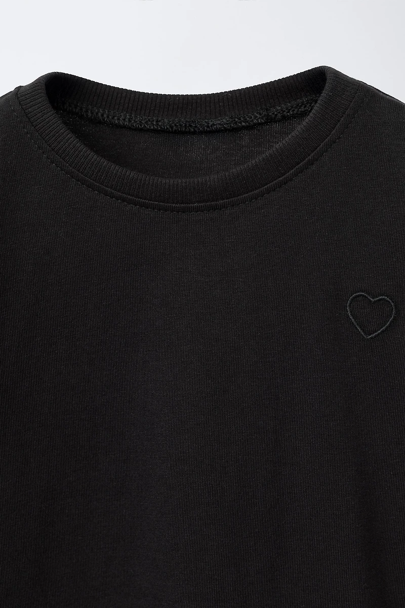 BASIC EMBROIDERED HEART T-SHIRT