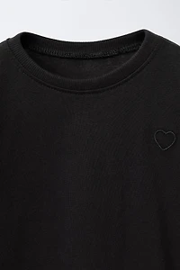 BASIC EMBROIDERED HEART T-SHIRT