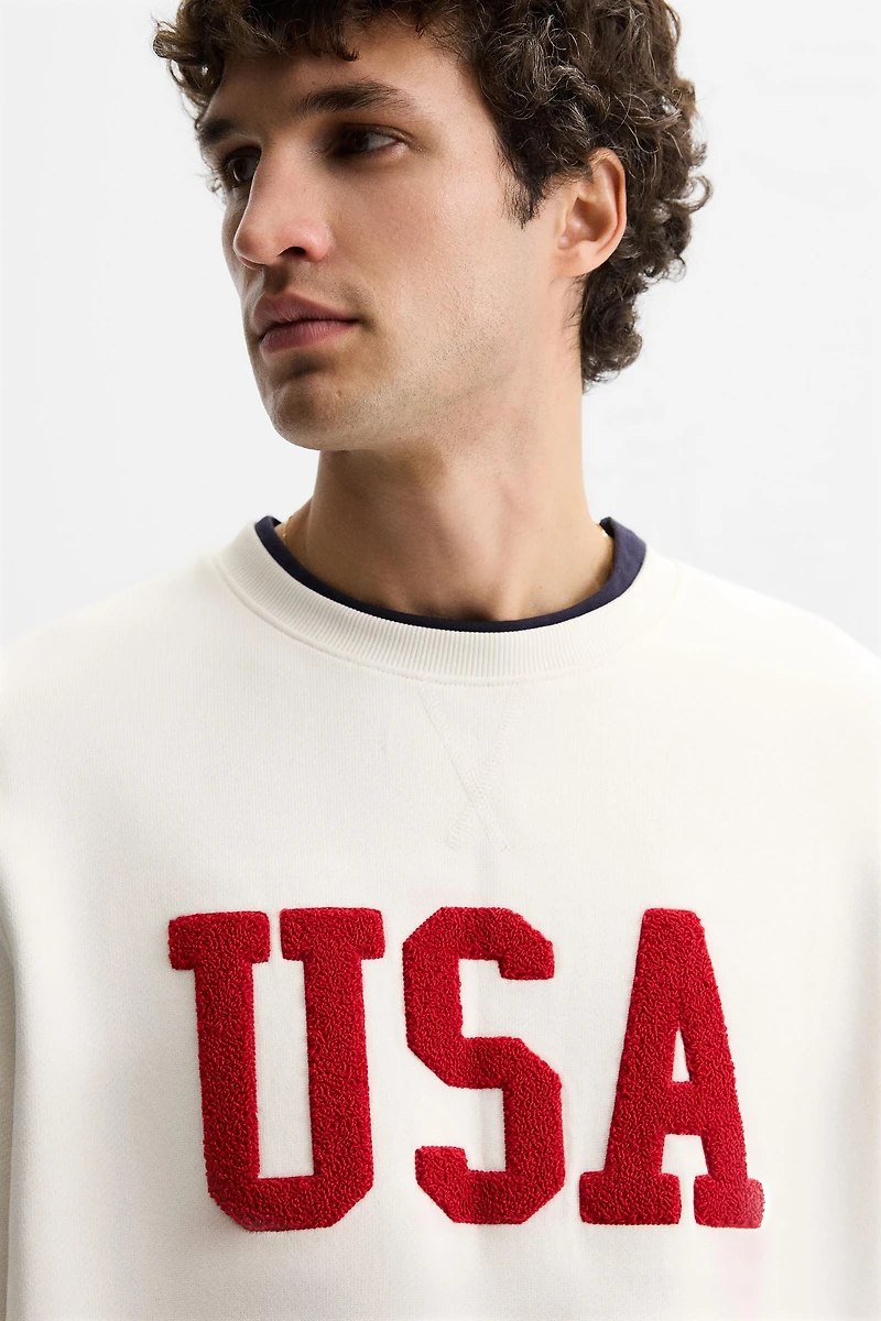 TEXTURED PATCH SWEATSHIRT