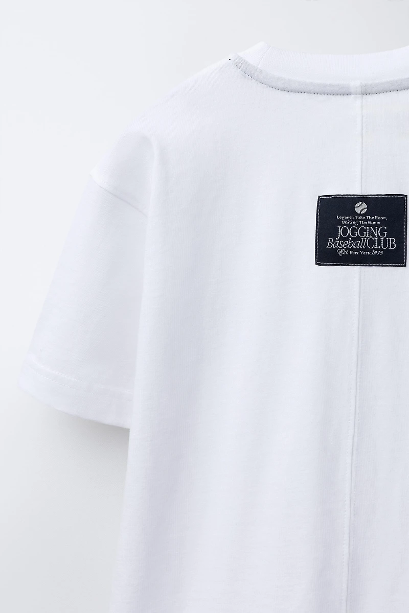T-SHIRT JOGGING AVEC ÉTIQUETTE