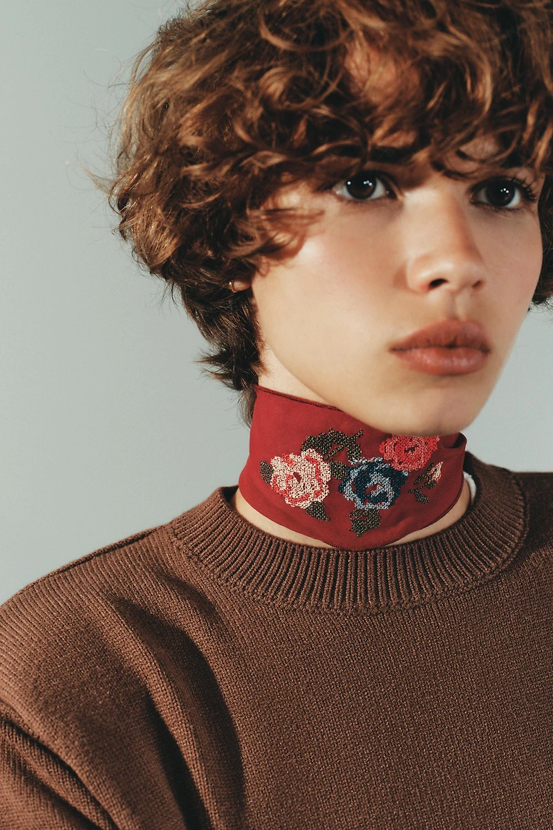 FOULARD RAS DU COU BRODERIES FLEURS