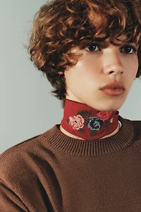 FOULARD RAS DU COU BRODERIES FLEURS