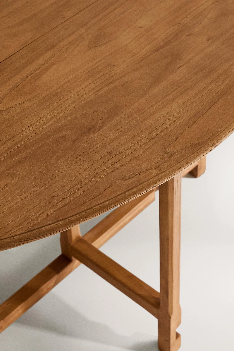 FOLDABLE OVAL TABLE