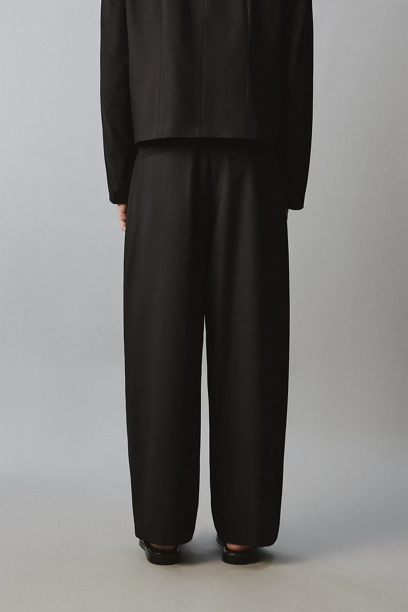 RELAXED FIT PLEATED SUIT PANTS