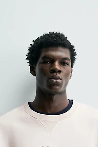 SWEAT À INSCRIPTION BRODÉE