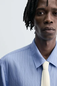 CHEMISE FLUIDE À RAYURES ET EFFET FROISSÉ