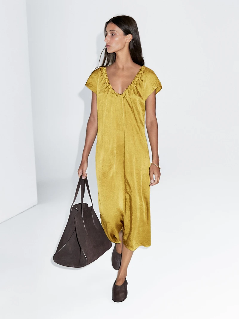 Robe midi satinée et froncée