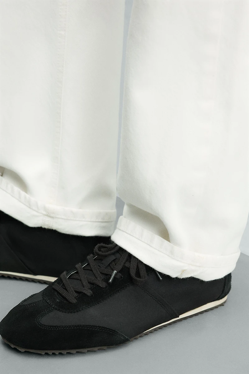 RETRO-STYLE SNEAKERS