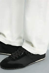 RETRO-STYLE SNEAKERS