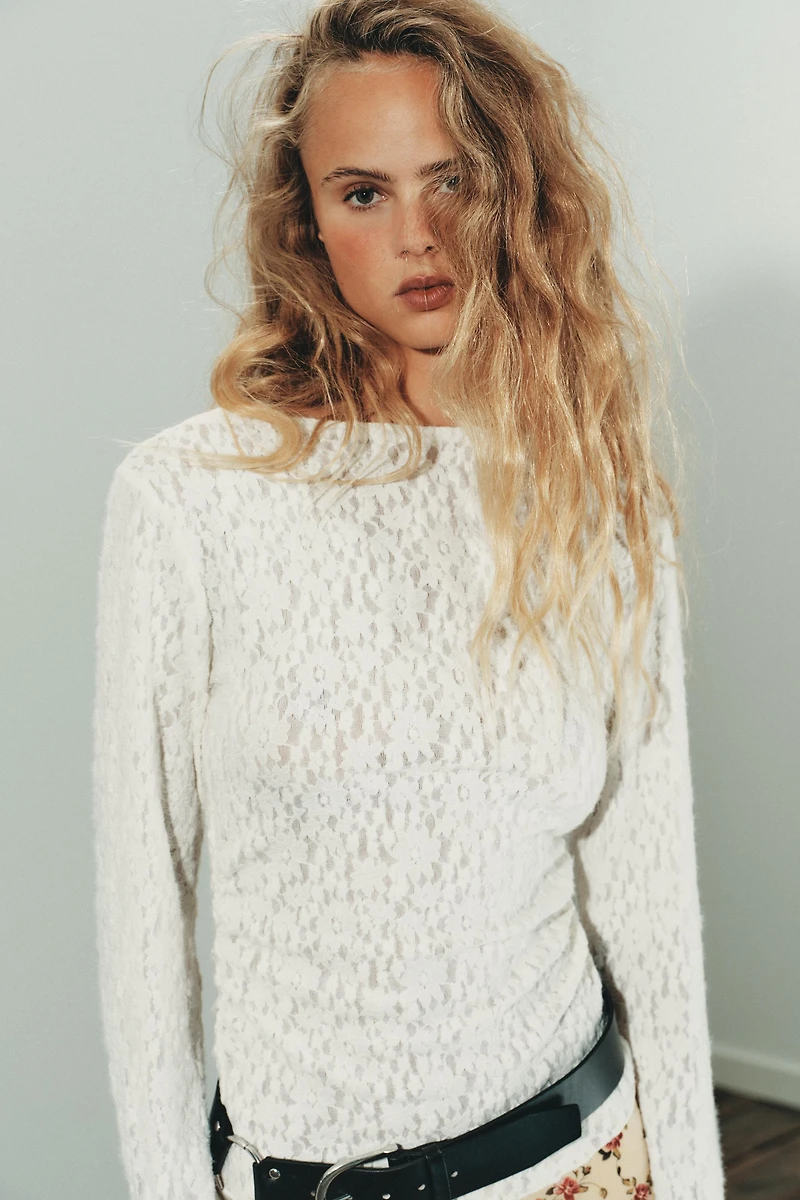 SOFT-TOUCH LACE RUCHED TOP