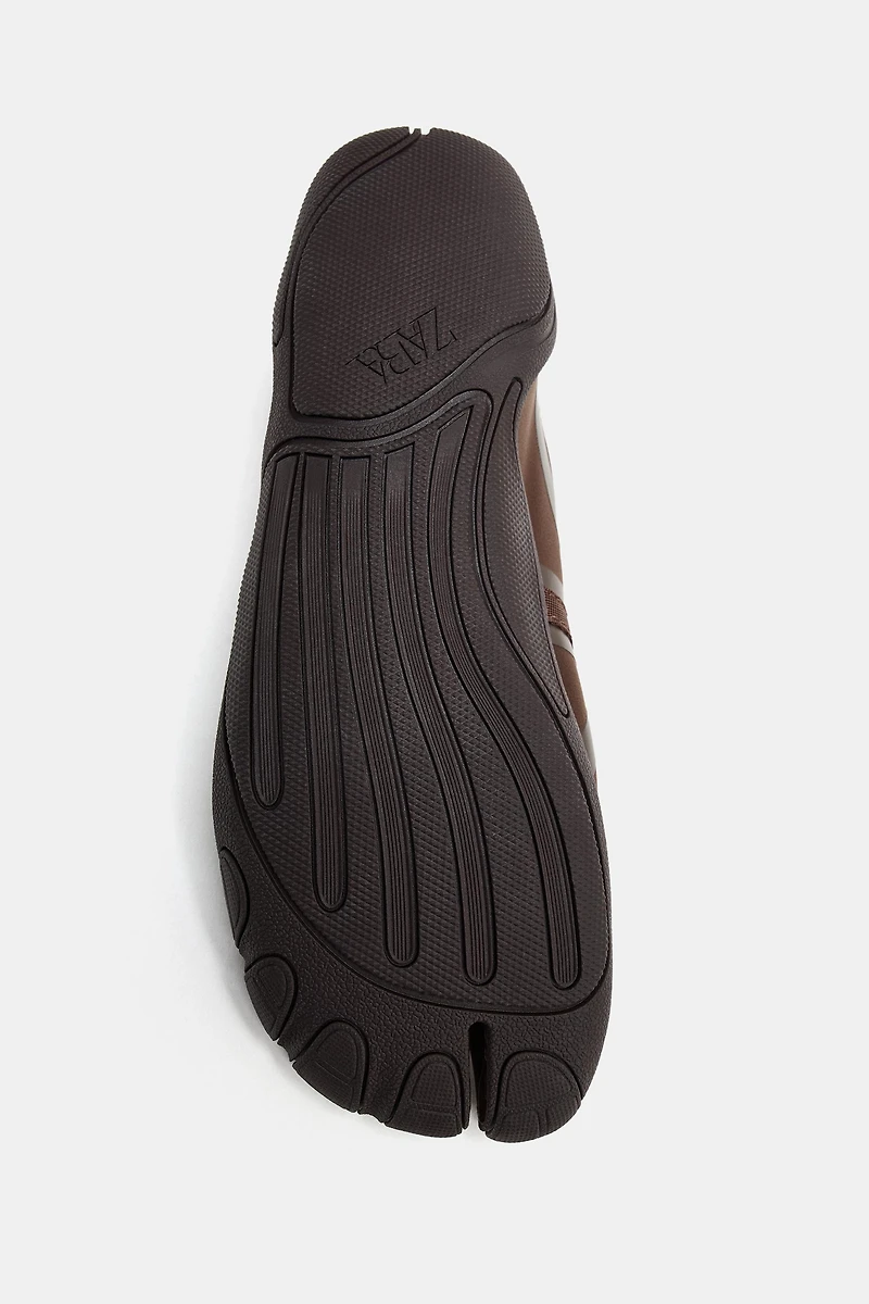 FLAT SNEAKERS