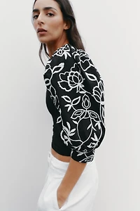 EMBROIDERED FLOWER PUFF SLEEVE TOP
