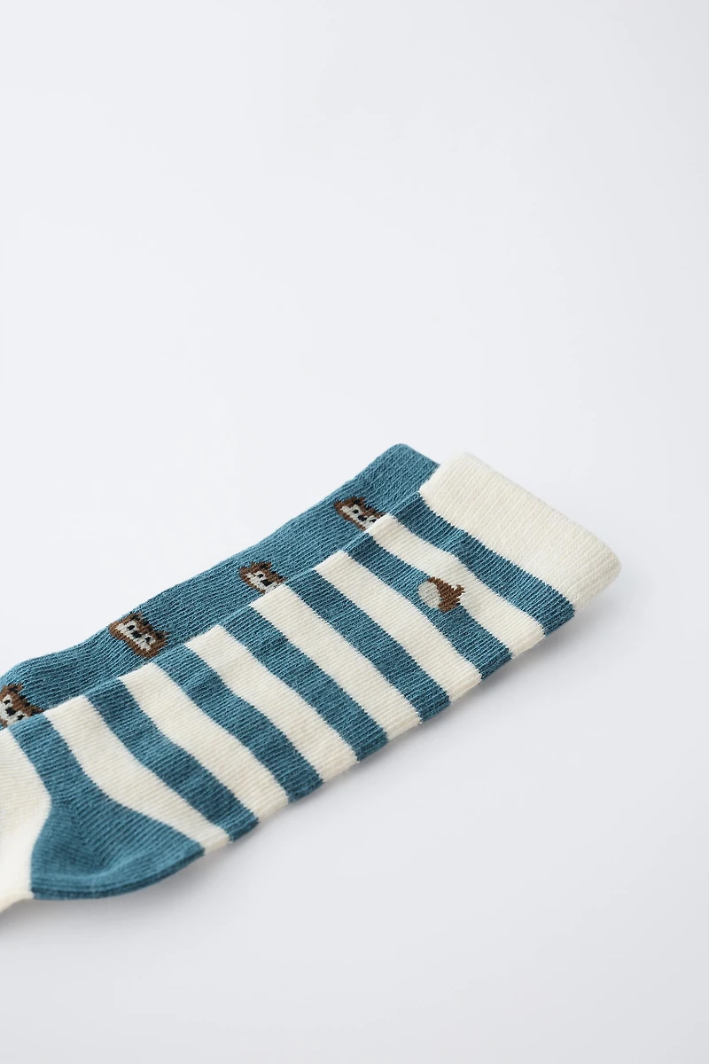 LOT DE DEUX PAIRES CHAUSSETTES RAYÉES AVEC MOTIFS GLANDS ET D'ÉCUREUILS
