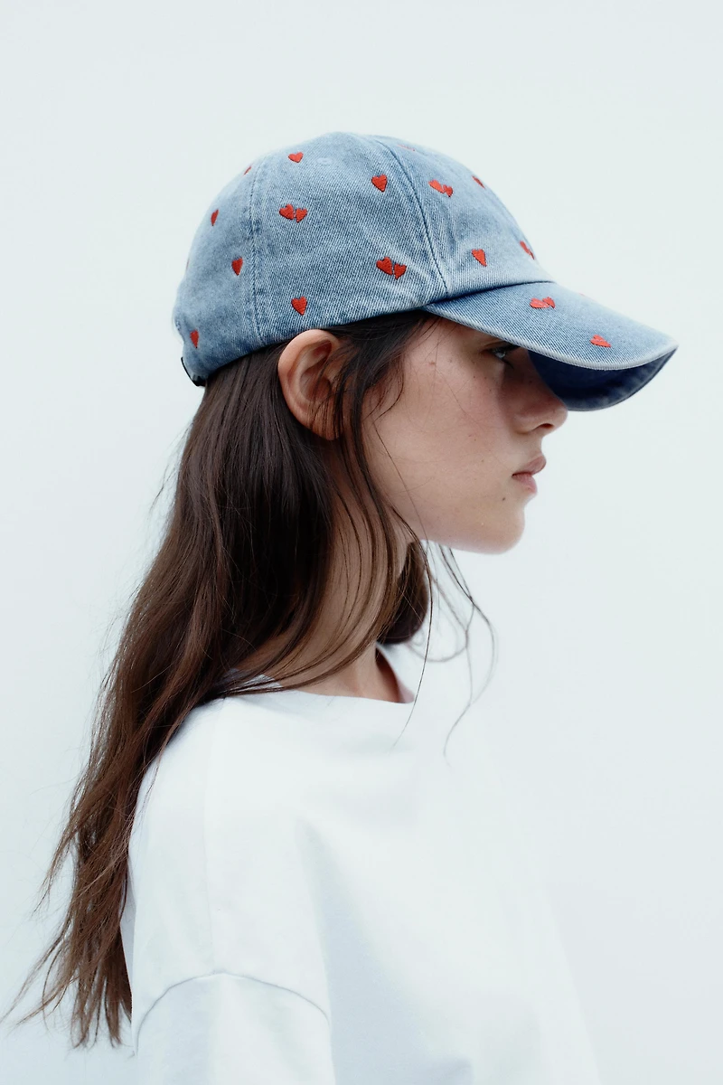 CASQUETTE EN DENIM BRODERIES CŒURS