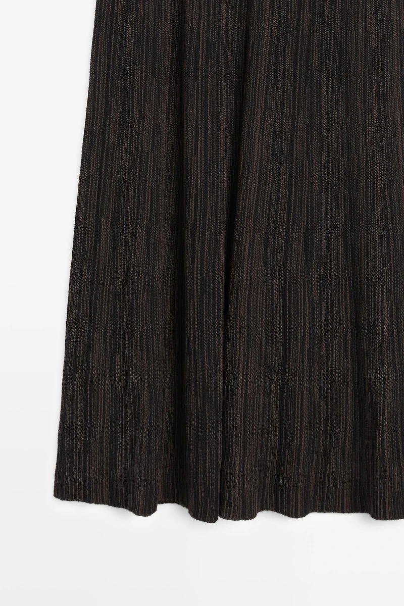 Total look pleated midi skirt with striped detail