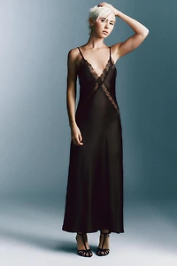 ROBE MI-LONGUE EN SATIN ET DENTELLE