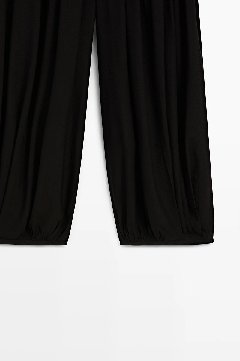 Flowing trousers with contrast detail