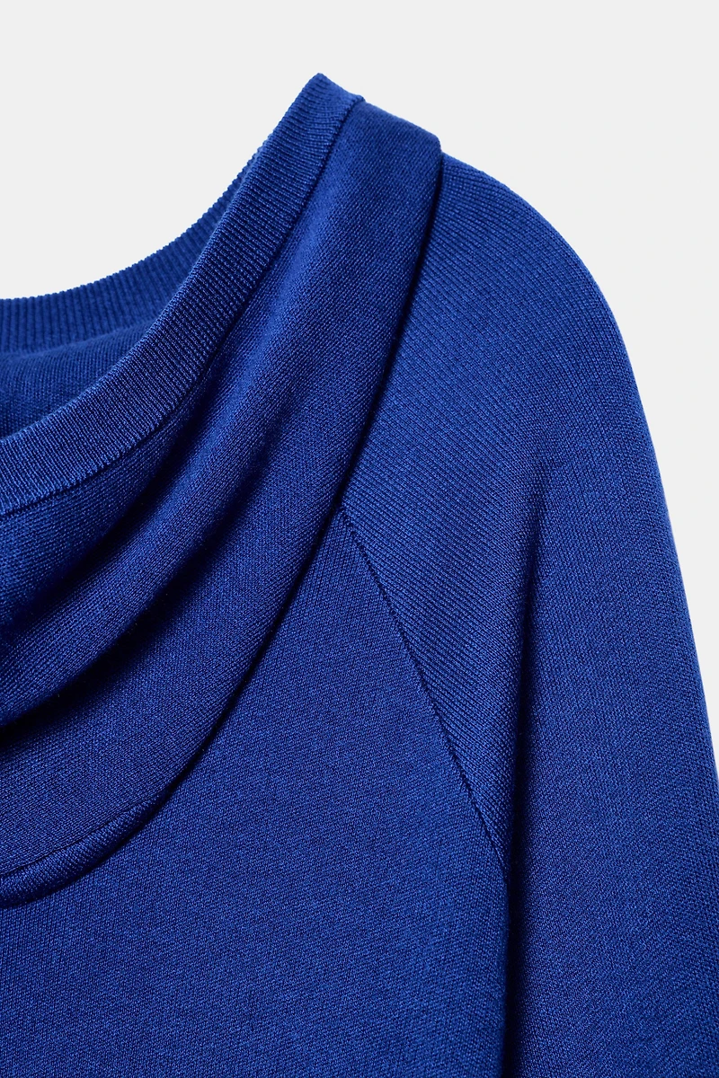 PULL EN MAILLE À CAPUCHE