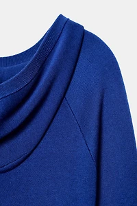 PULL EN MAILLE À CAPUCHE