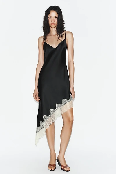 ROBE SATINÉE EN DENTELLE