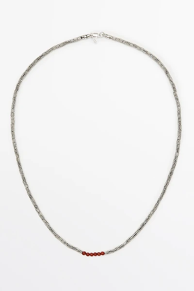 Collier à perles contrastantes