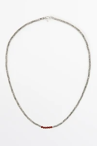 Collier à perles contrastantes