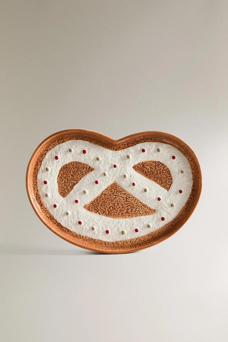 CHILDREN'S STONEWARE PRETZEL CHRISTMAS PLATE
