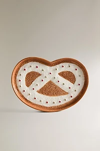 CHILDREN'S STONEWARE PRETZEL CHRISTMAS PLATE