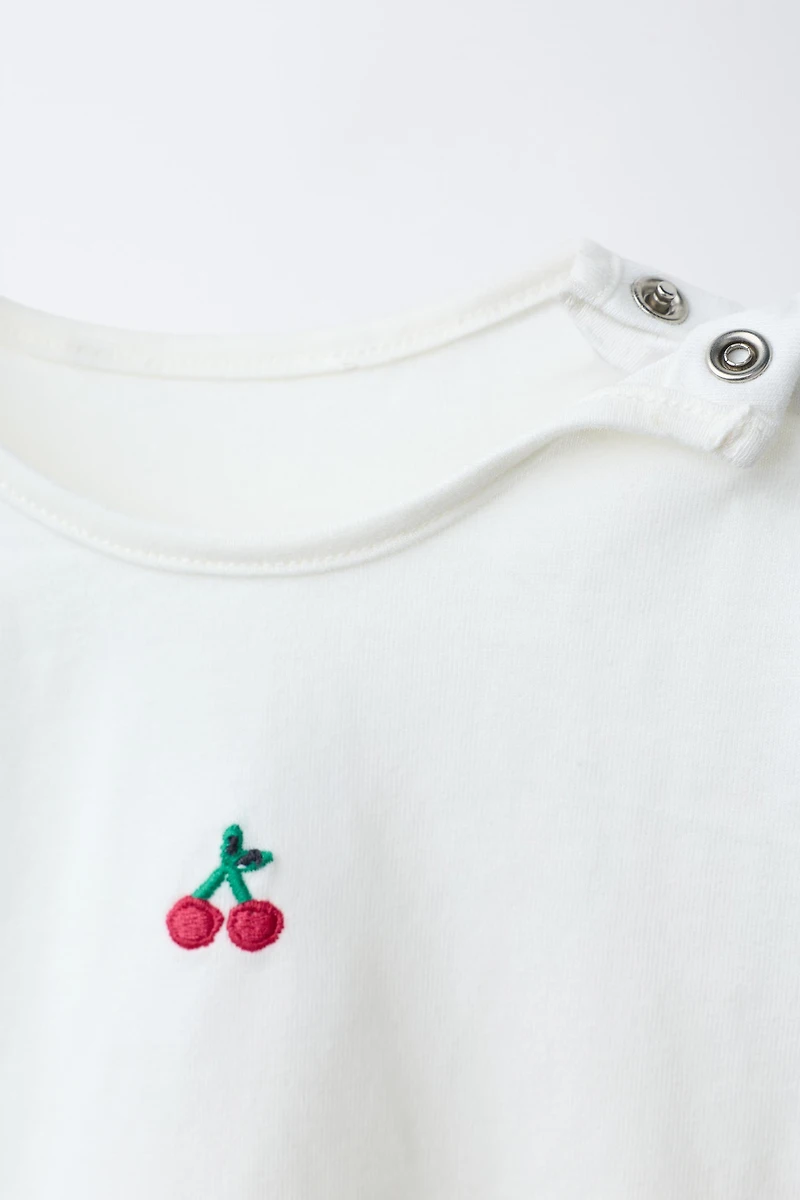 LOT DE DEUX T-SHIRTS FRUITS
