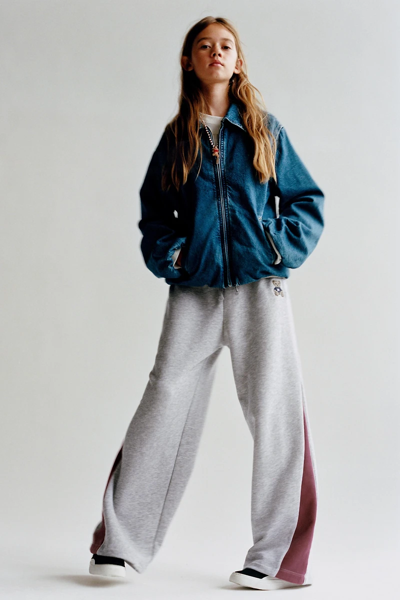 PANTALON À JAMBES LARGES OURS BRODÉ