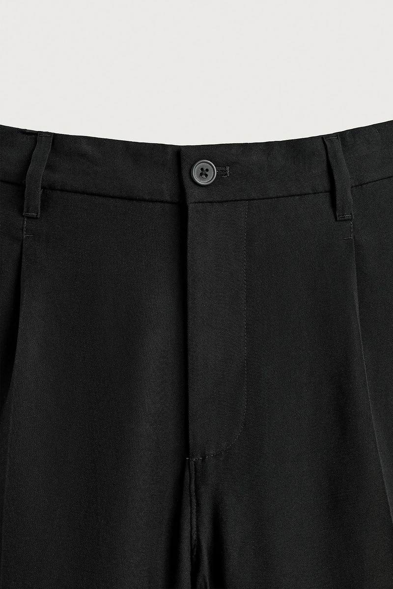 FLOWY RELAXED FIT PLEATED PANTS