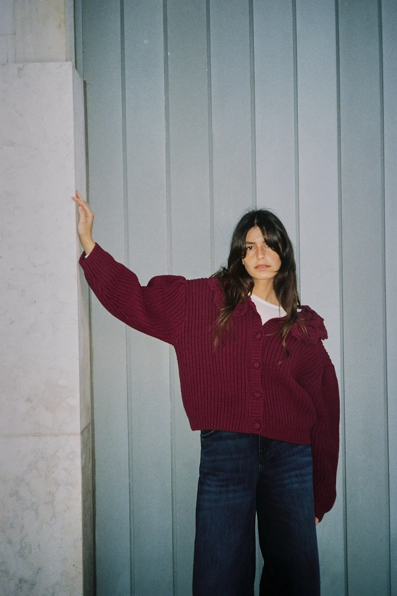 GILET EN MAILLE STRUCTURÉ À FLEURS