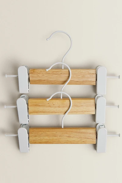 PACK OF CHILDREN’S WOODEN HANGERS WITH CLIPS (PACK OF 3